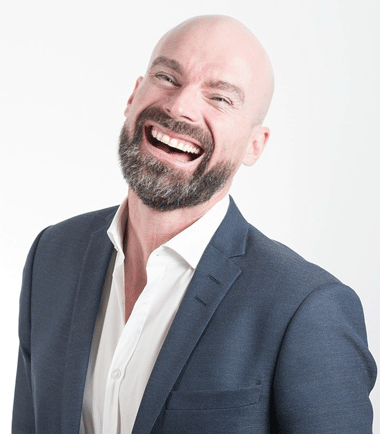 komisch grinsender Mann ohne Haare