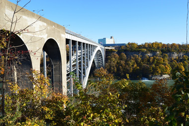 Stahlbrücke über einem Fluß